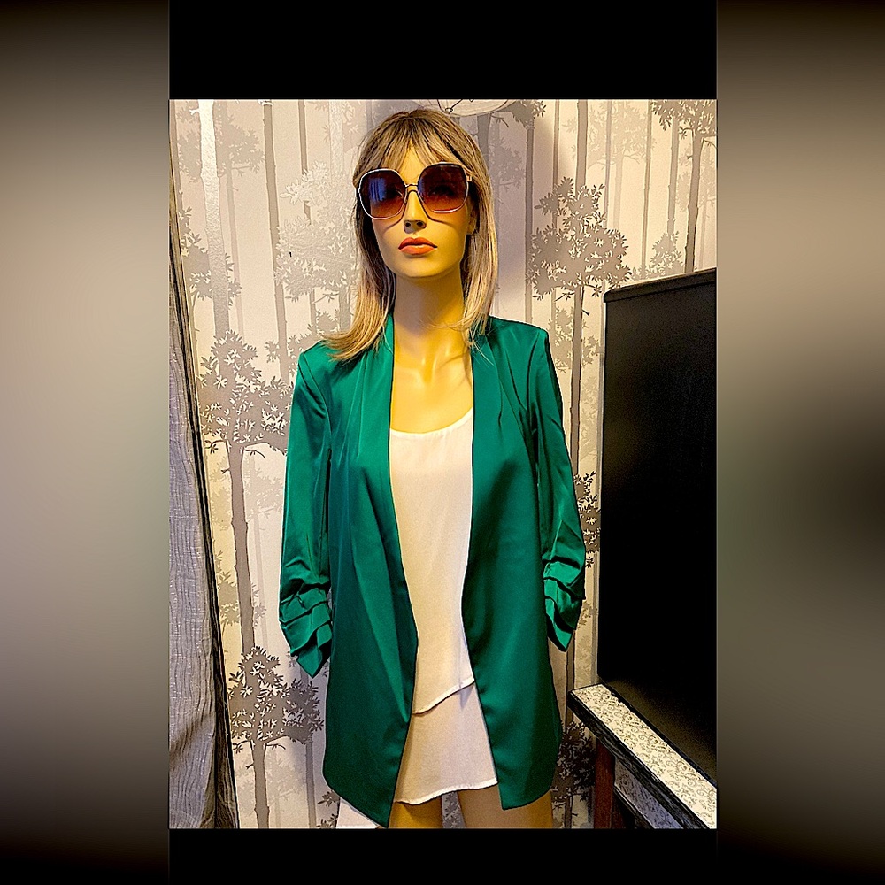 New never worn gorgeous Emerald green blazer $80.00